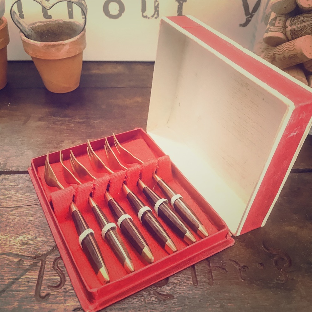 Set of 6 vintage appetizer forks.